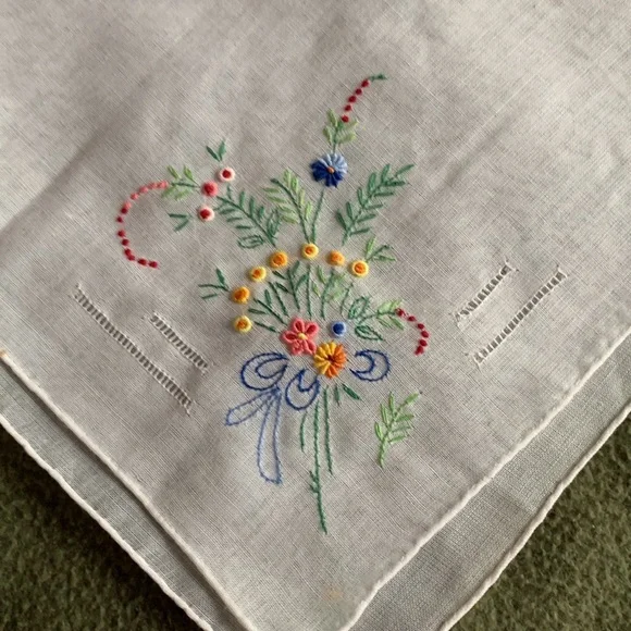 Lot of 4 embroidered handkerchiefs.  Approximately 12 x 12 - Picture 4 of 6